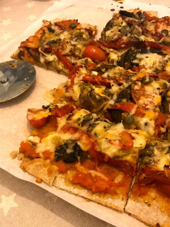 Una foto de Pizza de masa Integral de Verdura Escalivada y Anchoas