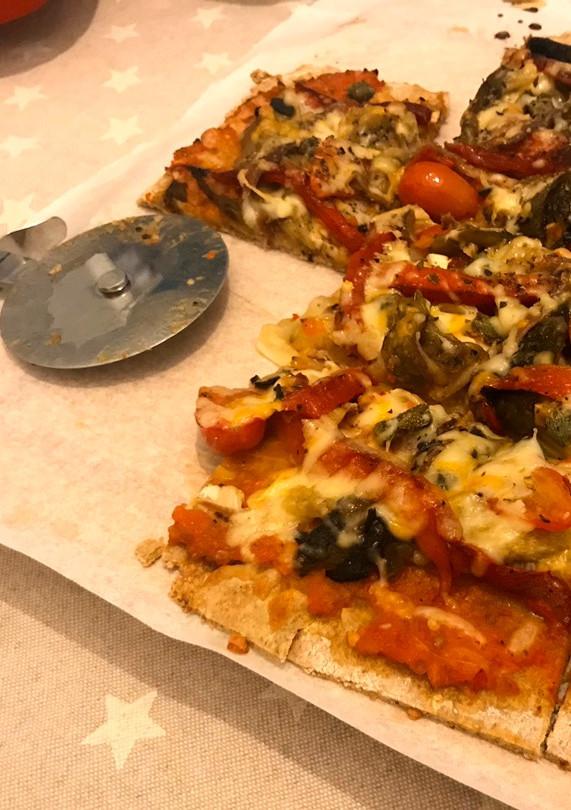 Una foto de Pizza de masa Integral de Verdura Escalivada y Anchoas