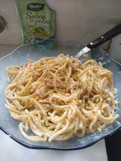 Una foto de Fideos con crema, atún y polvito de albahaca🍝