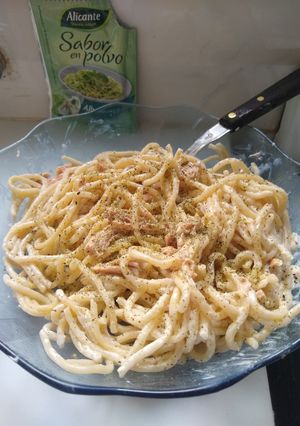 Una foto de Fideos con crema, atún y polvito de albahaca🍝