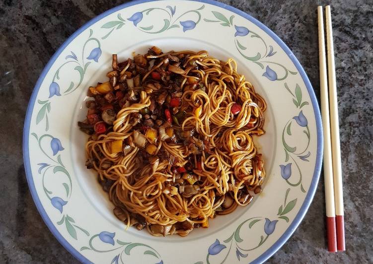 Fideos chinos con setas y verduras