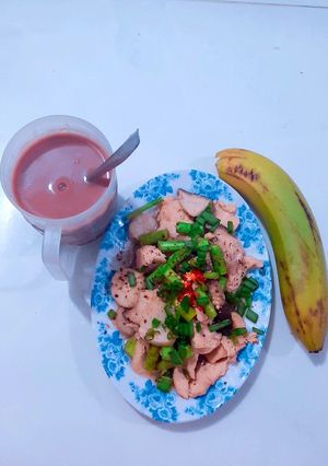 Hình của món Ức gà xào nấm và măng tây.