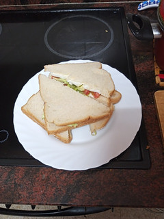 Una foto de Sándwich vegetal con aguacate y huevo duro para 2