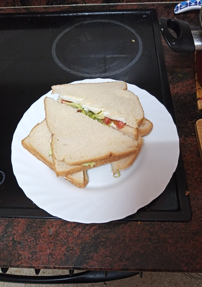 Una foto de Sándwich vegetal con aguacate y huevo duro para 2