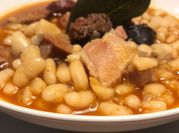 Una foto de habichuelas con chorizo y morcilla