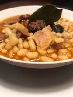 Una foto de Potaje de alubias de bote, al estilo asturiano (con chorizo, morcilla y panceta)