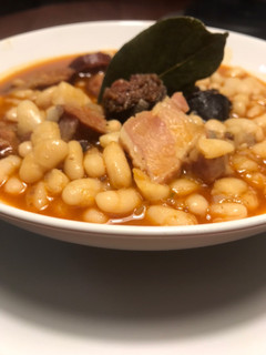 Una foto de Potaje de alubias de bote, al estilo asturiano (con chorizo, morcilla y panceta)