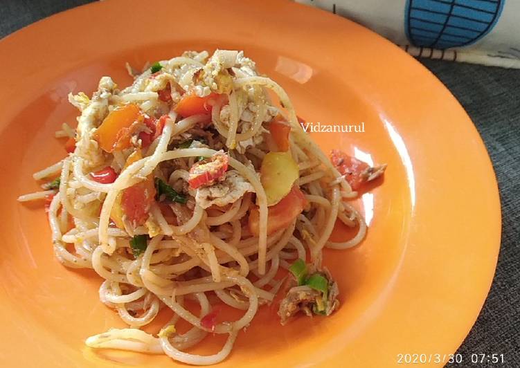 Bagaimana Menyiapkan Spaghetti tuna aglio olio ala saya, Bisa Manjain Lidah