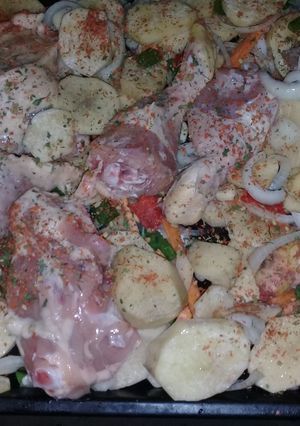 Una foto de Pollo al horno con papas y verduras 🍗🌶🌽