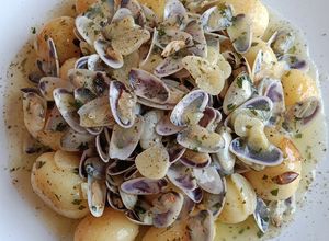 Una foto de Coquinas al Ajillo con Patatas Paris