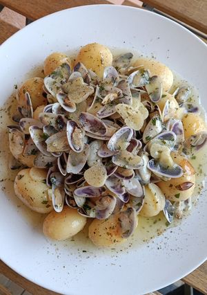 Una foto de Coquinas al Ajillo con Patatas Paris