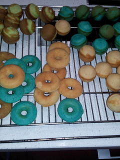 Una foto de Masa para cake pops y mini rosquillas de colores y diferentes sabores