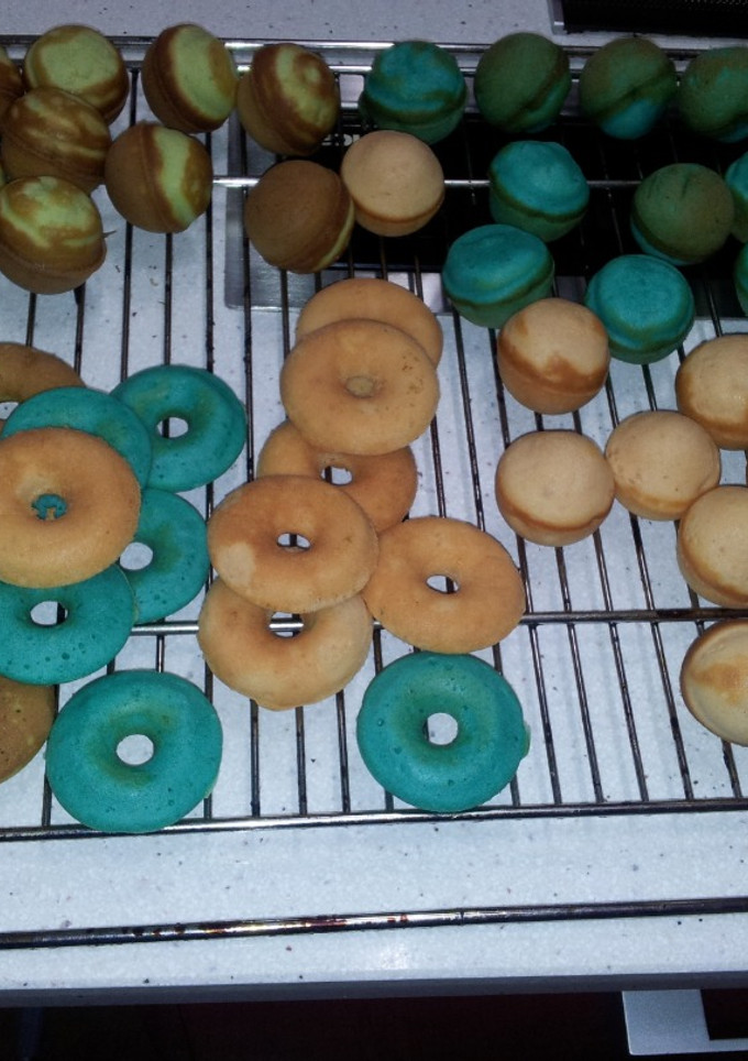 Una foto de Masa para cake pops y mini rosquillas de colores y diferentes sabores