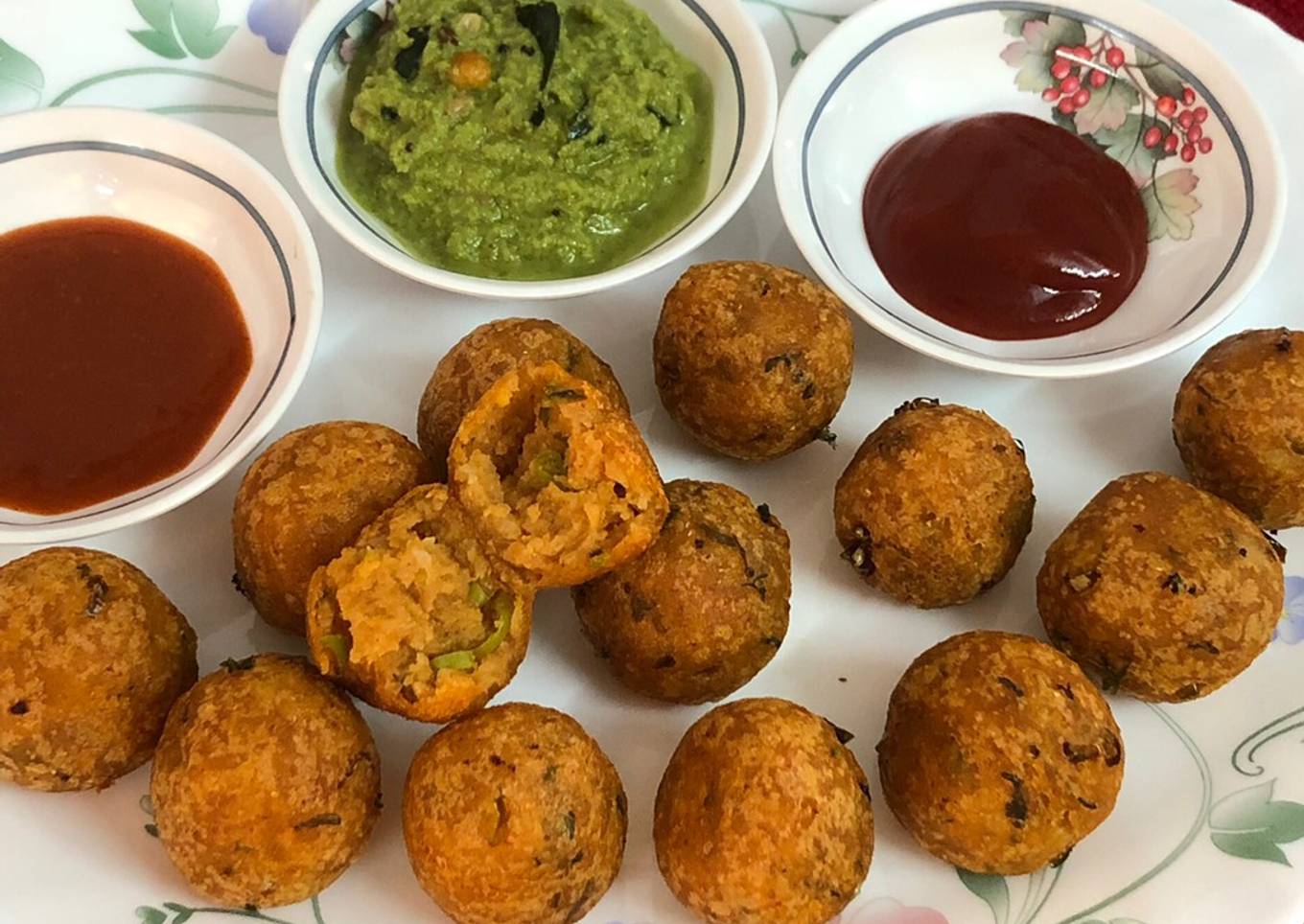 Recipe of Super Quick Homemade Poha Aloo Balls (Poha Aloo Pakoda)