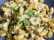 Una foto de pesto de albahaca y nuez