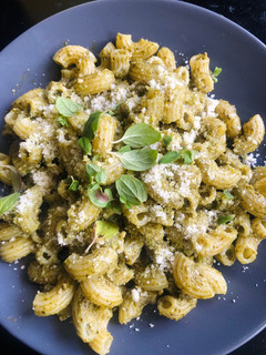 Una foto de Fideos con pesto
