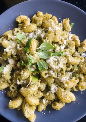 Una foto de Fideos con pesto