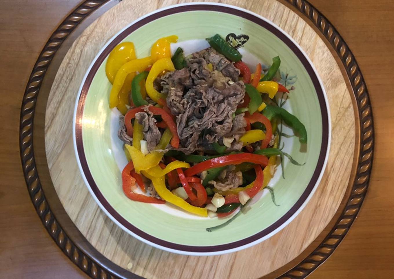Daging sapi tumis paprika warna warni
