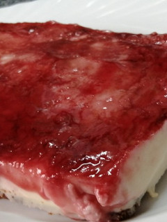 Una foto de Tarta de queso con cobertura de piruleta
