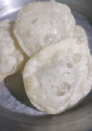 লুচি (luchi recipe in Bengali) রেসিপির প্রধান ছবি