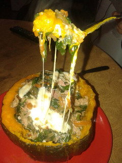 Una foto de Zapallo relleno con atún, espinaca y queso gratinado