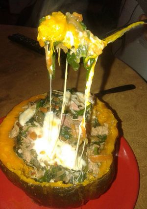 Una foto de Zapallo relleno con atún, espinaca y queso gratinado