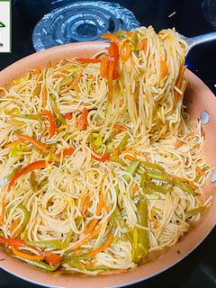 चाऊमीन (Chowmein recipe in hindi) रेसिपी मुख्य फोटो