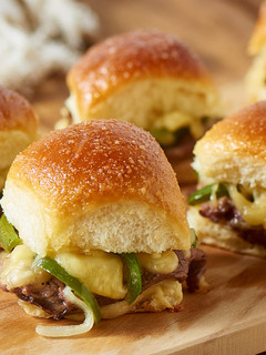 Una foto de Mini Sándwiches de Roast Beef y Queso