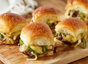 Una foto de Mini Sándwiches de Roast Beef y Queso