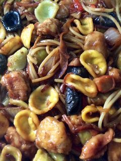 Una foto de Orecchiette arcobaleno con pollo agripicante y bambú 🎃🐉🍂🎋