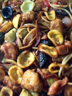 Una foto de Orecchiette arcobaleno con pollo agripicante y bambú 🎃🐉🍂🎋