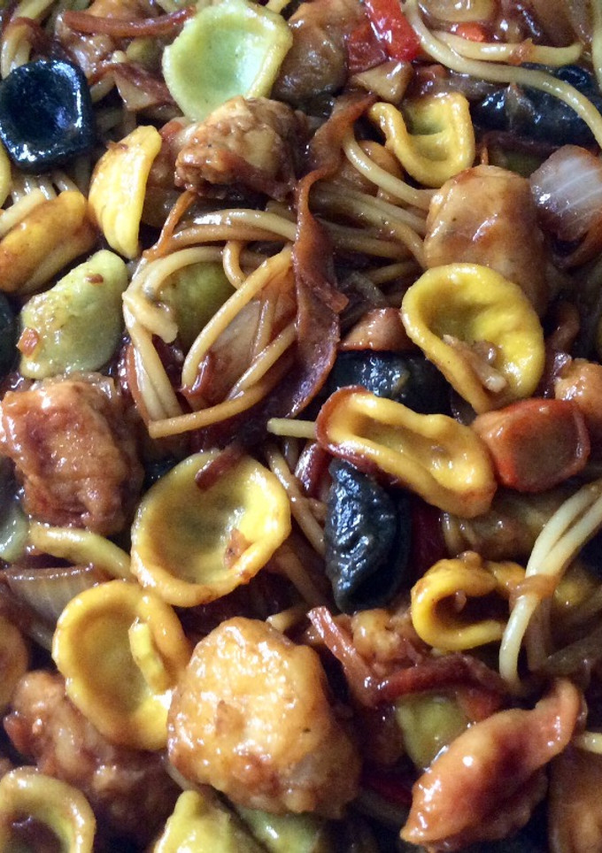 Una foto de Orecchiette arcobaleno con pollo agripicante y bambú 🎃🐉🍂🎋