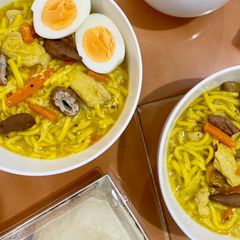 A picture of Lomi (Filipino chicken egg noodle soup).