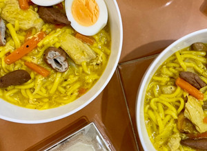 A picture of Lomi (Filipino chicken egg noodle soup).