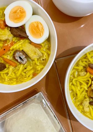 A picture of Lomi (Filipino chicken egg noodle soup).