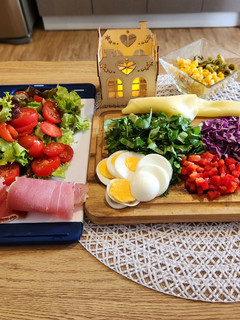 Una foto de Ensalada súper colorida con jamón crudo!🥬
