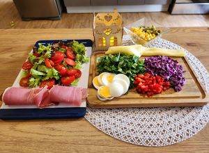 Una foto de Ensalada súper colorida con jamón crudo!🥬