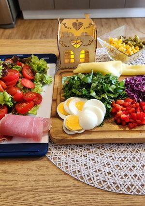 Una foto de Ensalada súper colorida con jamón crudo!🥬