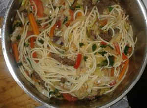 Una foto de Fideos fritos con verduras