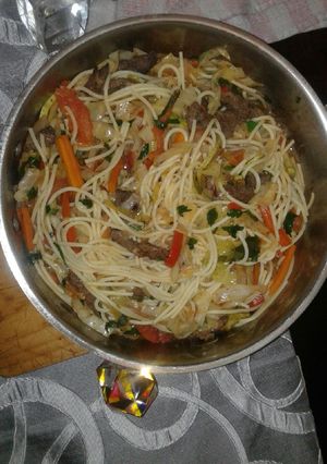 Una foto de Fideos fritos con verduras