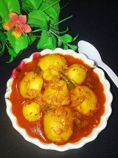 दम आलू(dam aloo recipe in hindi) रेसिपी मुख्य फोटो