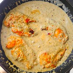 A picture of Creamy garlic chicken.
