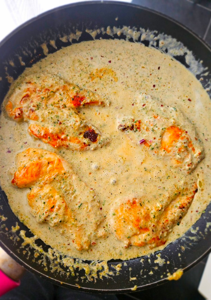 A picture of Creamy garlic chicken.