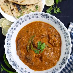 A picture of Chicken tikka masala.