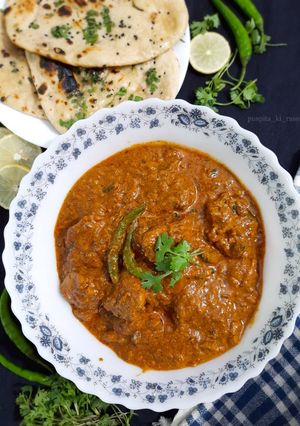 A picture of Chicken tikka masala.