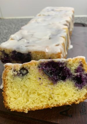 Una foto de Budín de limón y arándanos