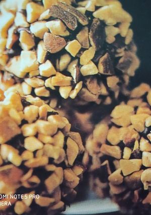 A picture of Crushed peanut chocolate ball.
