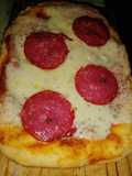 Pizza con muzzarella y salame
