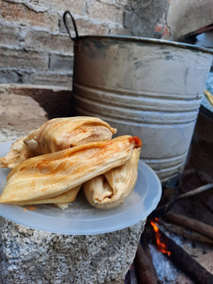 Una foto de Tamalitos de amarillito y salsa verde