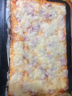Una foto de Pizza de jamón y queso
